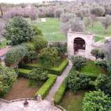 ...contempliamo incantati il ninfeo e il suo monito al benessere in questo eclettico �castello� nascosto nella campagna barese
